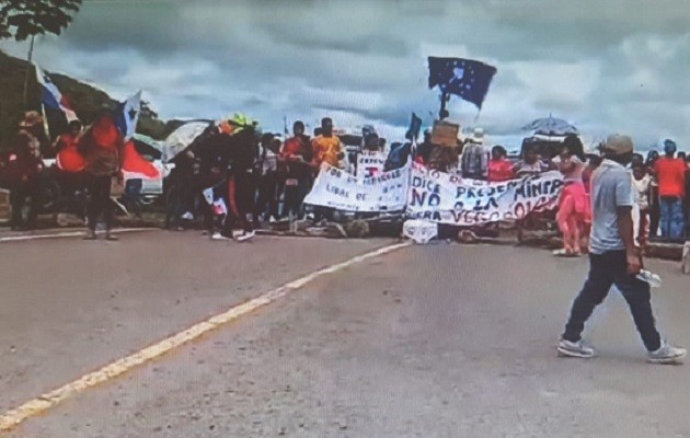 Los manifestantes procedieron a cerrar la vía con piedras, troncos de árboles y otros objetos. Foto: Melquiades Vásquez