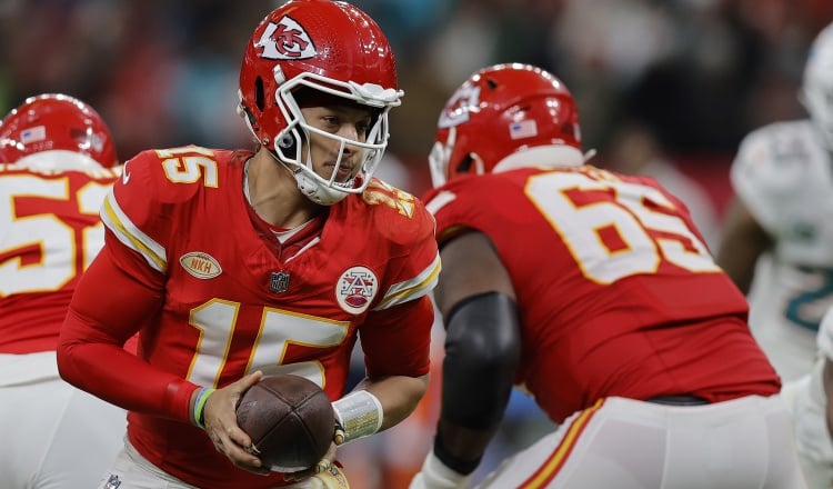 Patrick Mahomes es el mariscal de campo de los Chiefs. Foto: EFE