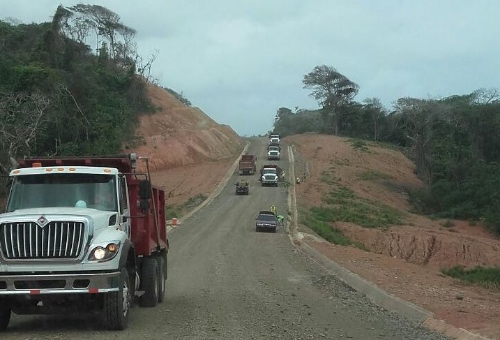 El proyecto vial tiene una extensión de 23 kilómetros con carpeta de hormigón asfáltico. Foto: Diomedes Sánchez 