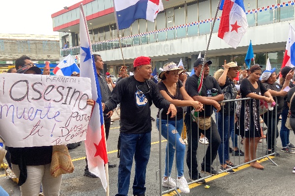 Los docentes durante la audiencia exigían justicia para los dos docentes asesinados en Chame. Foto. Eric Montenegro