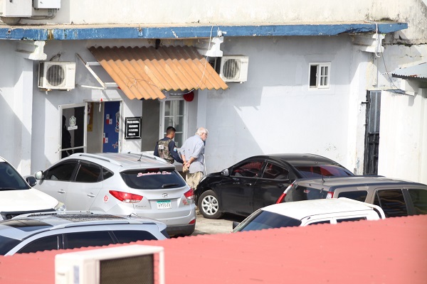 Kenneth Darlington llegó el miércoles sobre las 9:00 a.m. a la sede policial, vistiendo las mismas ropas del día anterior y esposado con las manos a la espalda. Foto. Eric Montenegro