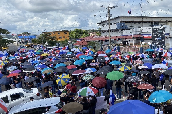 Los educadores, vestidos de negro, caminaron por la Avenida de Las Américas desde el parque Libertador hasta el cuartel de la Policía Nacional en La Chorrera. Foto. Eric Montenegro