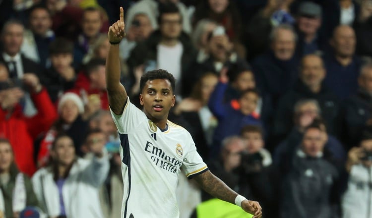 El delantero brasileño del Real Madrid Rodrygo celebra el tercer gol del equipo español. Foto: EFE