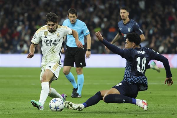 Brahim Díaz  del Real Madrid (izq.) se lleva el balón ante el jugador del Braga, Vitor Carvalho en el juego de la Champions League. Foto.EFE