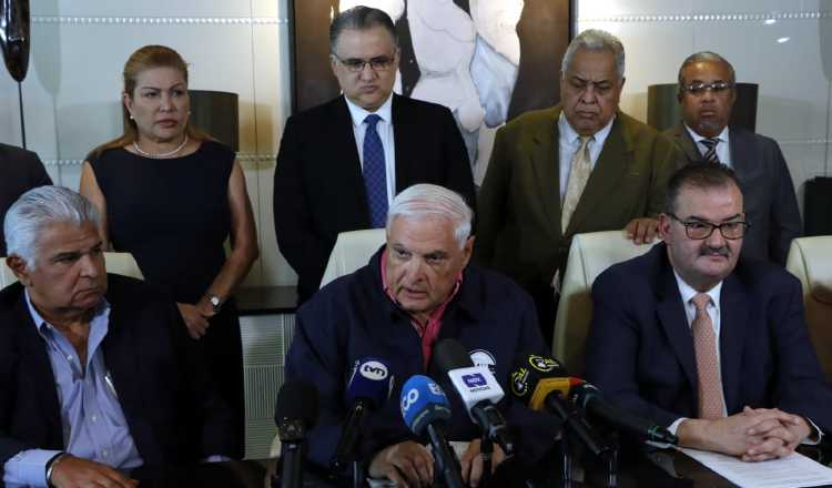 El equipo de defensa de Ricardo Martinelli realizó la mañana de ayer una conferencia para denunciar arbitrariedades en el caso New Business. Víctor Arosemena