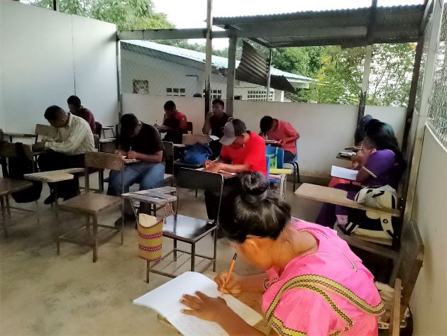 En instalaciones alejadas de ciudades y de lugares donde hay cierres de calles y protestas están recibiendo clases.