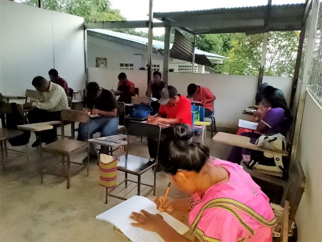 En instalaciones alejadas de ciudades y de lugares donde hay cierres de calles y protestas están recibiendo clases.