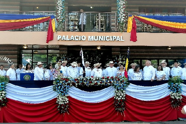 La comitiva se trasladará al palacio municipal, donde se izarán la bandera nacional y del distrito, y se efectuará el juramento a la bandera, posteriormente el Tedeum en la iglesia de San Atanasio. Foto. Archivo