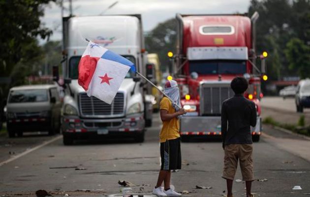 Manifestantes bloquean la vía Panamericana durante una protesta en Santiago de Veragua. Foto: EFE