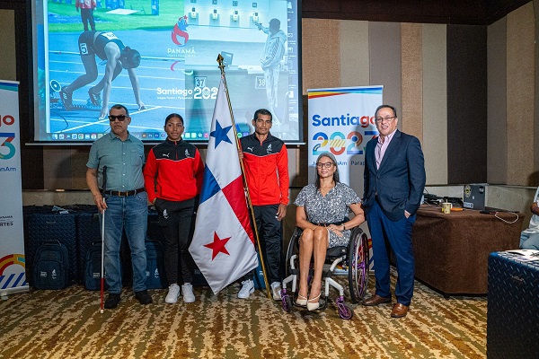 Katlyn Escobar y Aristides Guevara (rojo), son los abanderados por Panamá en los Juegos Parapanamericanos en Santiago, Chile. Foto: Pandeportes