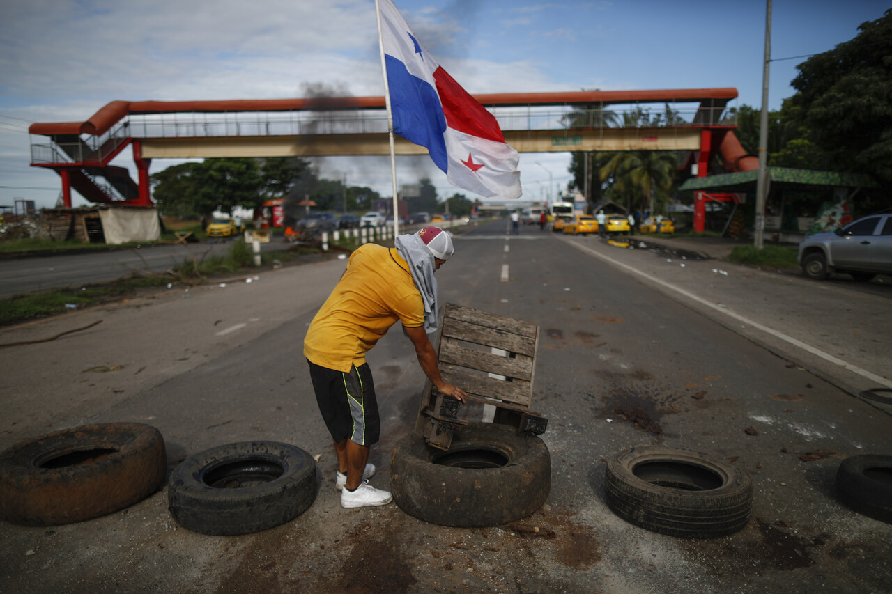 Manifestantes bloquean la vía Panamericana durante una protesta. Foto/ EFE/Bienvenido Velasco