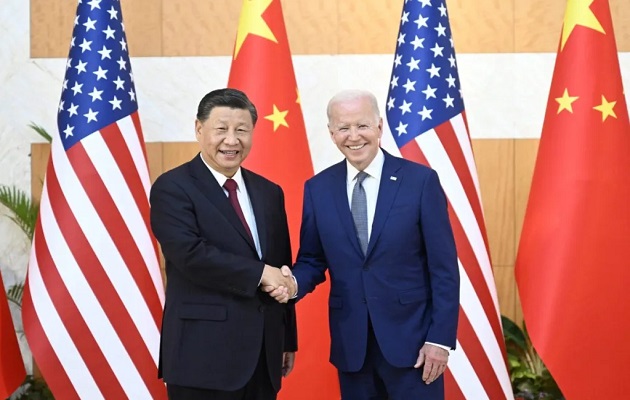 El presidente chino Xi Jinping (i) y su homólogo estadounidense Joe Biden , en su reunión anterior. Foto: EFE