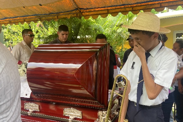 El cuerpo sin vida de Iván Rodríguez Mendoza, también fue llevado en horas de la mañana a su residencia de Chame. Foto. Eric Montenegro