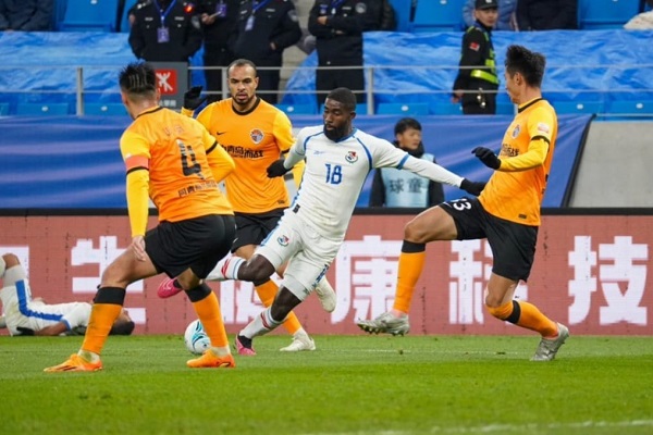 Everardo Rose de Panamá (18) en el partido contra el Qingdao Hainiu FC de China. Foto: Fepafut