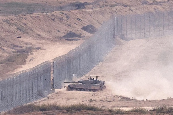  Un tanque israelí en la frontera con Gaza este domingo. Foto: EFE