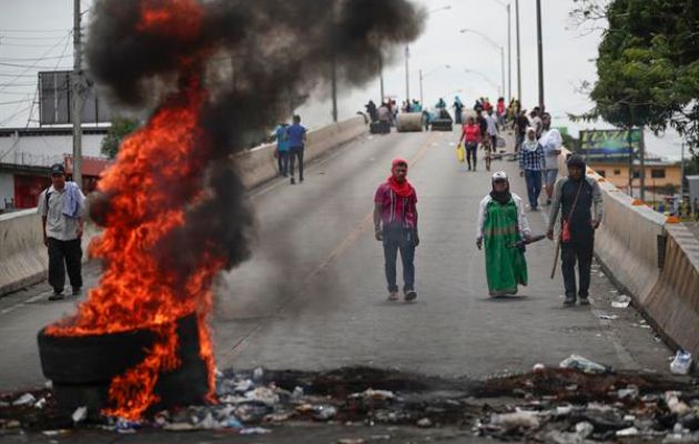  Manifestantes cierran la vía Panamericana durante una protesta en contra del contrato minero. Foto: EFE