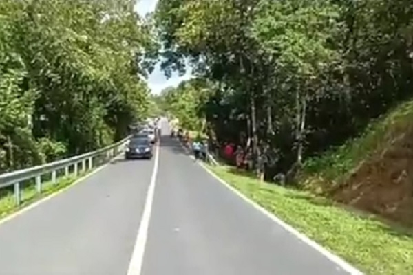 Por el momento se desconoce la identidad de la víctima, ya que el cadáver quedó atrapado dentro de vehículo destrozado por la fuerza del impacto.