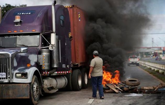 Manifestantes bloquean la vía Panamericana durante una protesta en contra del contrato minero. Foto: EFE