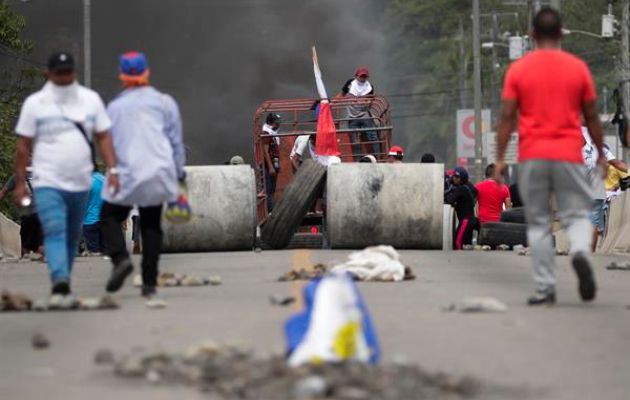  Se mantienen los cierres de calles en contra del contrato minero. Foto: EFE