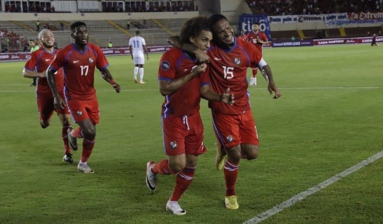 Adalberto 'Coco' Carrasquilla y Eric Davis de la selección de Panamá. Foto: Víctor Arosemena