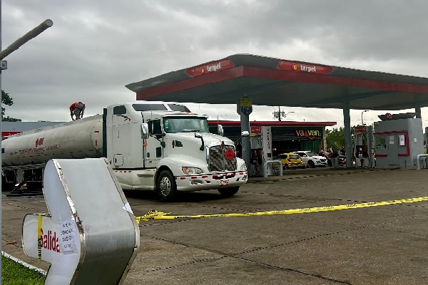 Desde tempranas horas del miércoles, cientos de chiricanos acudieron con sus autos y con tanquecitos para adquirir el combustible. Foto. José Vásquez