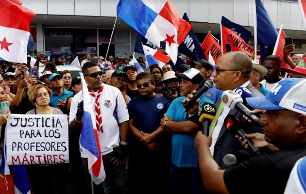 El abogado  Eliécer Plicett junto a manifestantes tras la audiencia de este miércoles. Foto: Víctor Arosemena