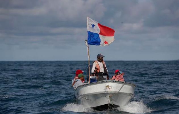 Un grupo de pescadores protestan rodeando el puerto Internacional de Punta Rincón. Foto: EFE
