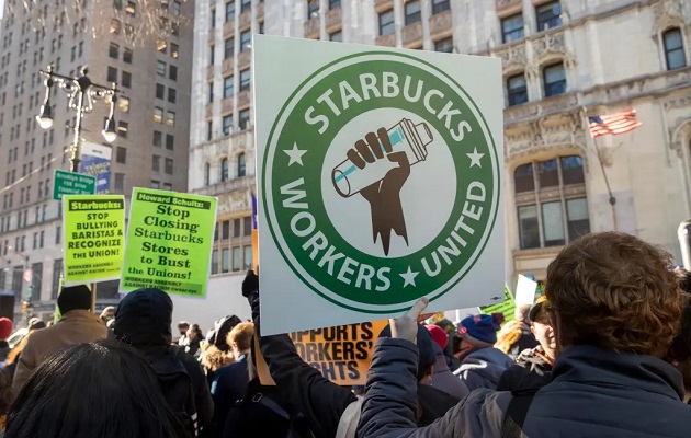 Vista de una manifestación de empleados de la cadena Starbucks. Foto: EFE