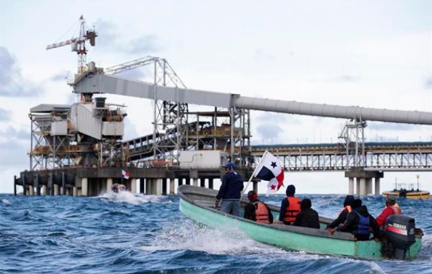 Un grupo de pescadores protestan rodeando el puerto Internacional de Punta Rincón. Foto: EFE