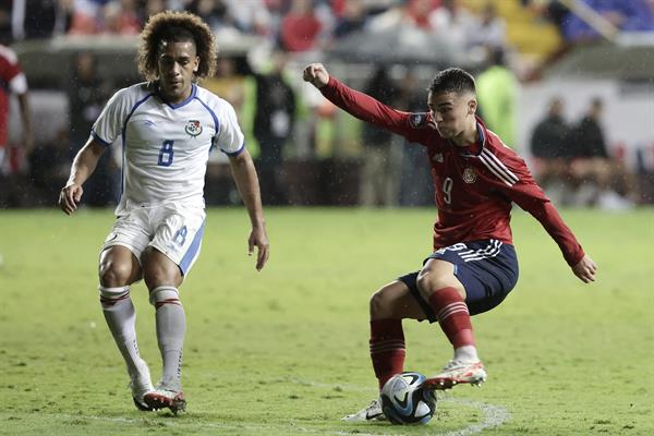 Adalberto 'Coco' Carraquilla de Costa Rica (8) disputa el balón contra Manfred Ugalde de Costa Rica. Foto: EFE