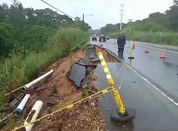 La caída de la capa asfáltica provocó daños al sistema de distribución del agua potable. Foto: Diomedes Sánchez  