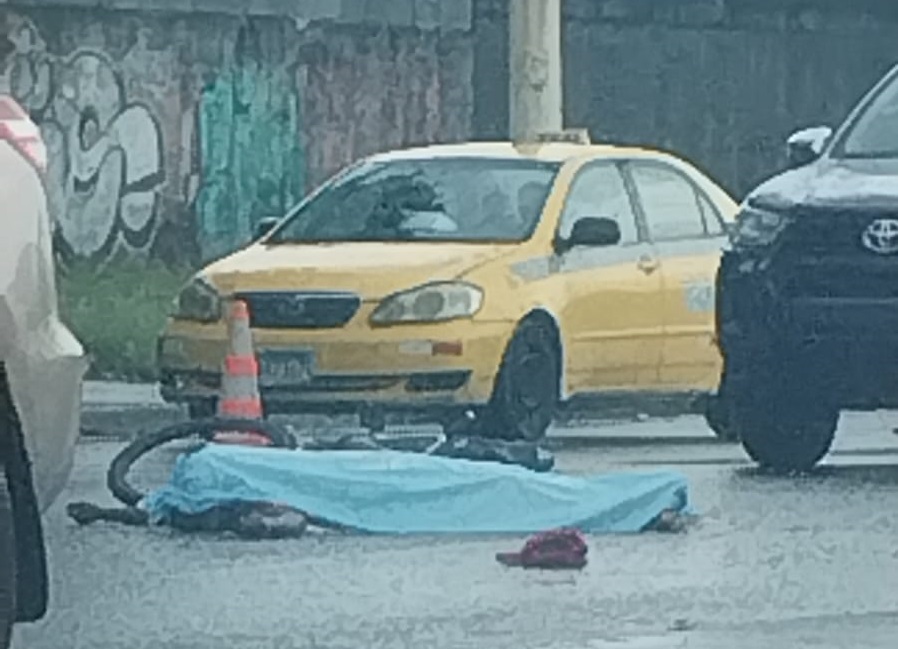 Tras el impacto, el ciclista quedó en medio de la vía, junto a su bicicleta. Foto: Diomedes Sánchez 