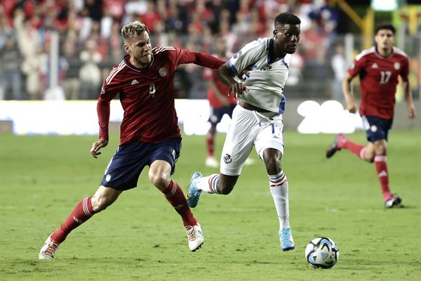 José Fajardo de Panamá  disputa el balón contra Juan Pablo Vargas de Costa Rica. Foto: EFE