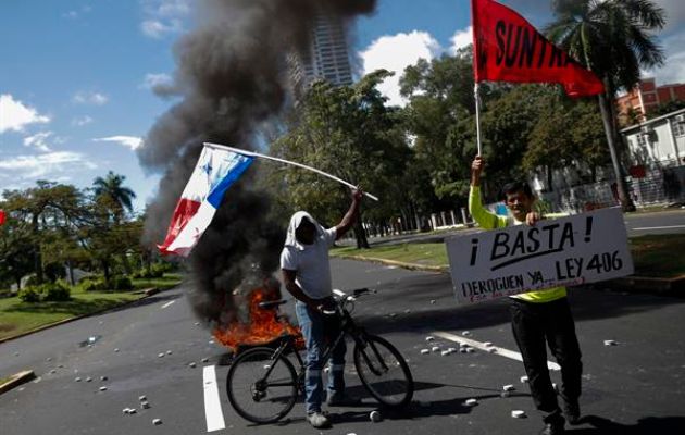 Manifestantes durante una jornada de protestas contra el contrato entre el Estado y Minera Panamá. Foto: EFE