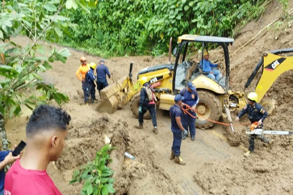 Trabajan en para habilitar los caminos, ya que varias comunidades quedaron incomunicadas. Foto. Sinaproc