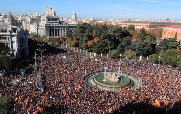 Miles de personas acuden a la manifestación convocada en Madrid contra ley de amnistía. Foto: EFE