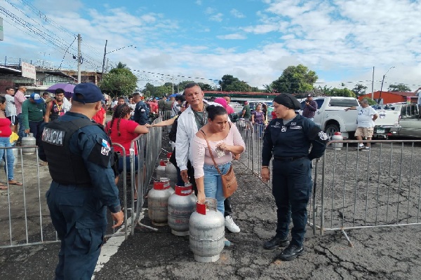 Los pobladores de Bocas del Toro y Chiriquí, tenía días esperando la llegada del tanque de gas de 25 libras- Foto. José Vásquez