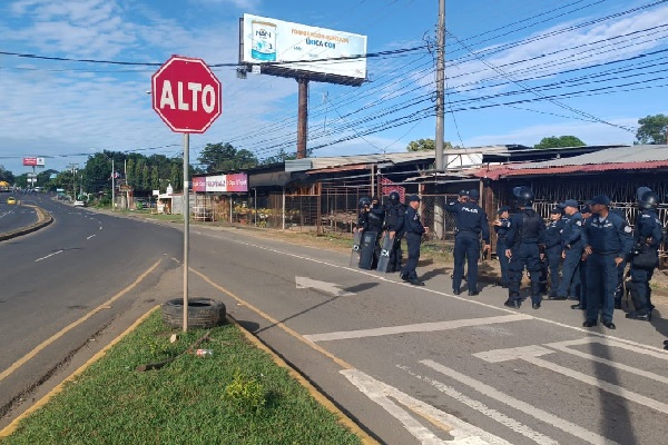 Durante la mayor parte del día, ambos bastiones de lucha se mantuvieron con cierres parciales, en diferentes sentidos de las vías, todos bajo la presencia de las unidades policiales. Foto. Thays Domínguez