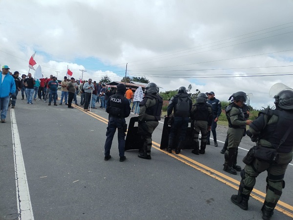 En Tierras Altas, productores estaban dispuestos a abrir las calles a pesar de la oposición de manifestantes. Foto: Cortesía Policía