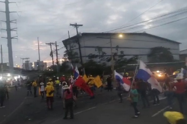 Los docentes, campesinos de Donoso y líderes comunitarios procedieron a cerrar pasadas las 6:00 a.m., el área de los Cuatro Altos y en la autopista Panamá Colón. Foto. Diomedes Sánchez