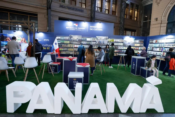 El evento literario se llevó a cabo en el Centro Cultural Estación Mapocho. Foto: EFE