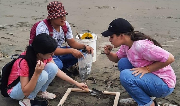 Los jóvenes del colegio Manuel María Tejada Roca han mostrado interés en desarrollar investigaciones sobre microplásticos.  Foto: Cortesía/CalixtoBarrera