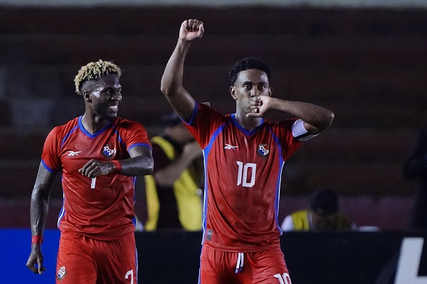Yoel Bárcenas festeja el tercer gol de Panamá contra Costa Rica. Foto: EFE