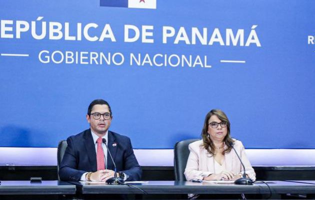 El ministro de Gobierno Roger Tejada y la ministra de Educación Maruja Gorday de Villalobos. Foto: Cortesía Presidencia