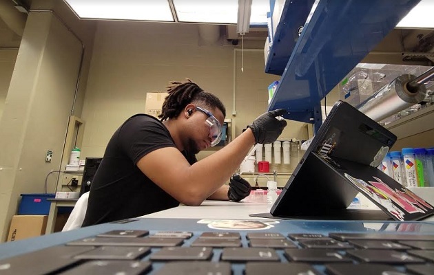 Jean Yallou ha participado en investigaciones para estudiantes de pregrado dentro del departamento de ingeniería química. Foto: Cortesía/ Senacyt