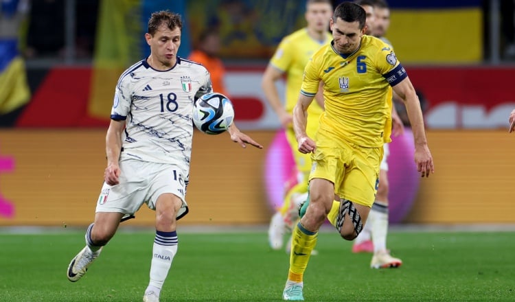 Nicolo Barella de Italia (izq.) y Taras Stepanenko Gatti de Ucrania. Foto: EFE