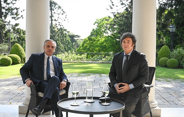 El presidente argentino, Alberto Fernández (i), y el mandatario electo, Javier Milei, en la Quinta de Olivos (residencia presidencial). Foto: EFE