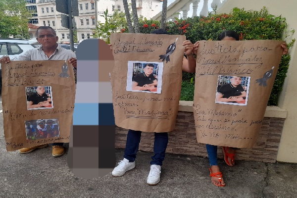 A la audiencia acudieron familiares de la víctima con carteles para pedir justicia por el homicidio; y pedir que le caiga todo el peso de la ley a los responsables. Foto. José Vásquez