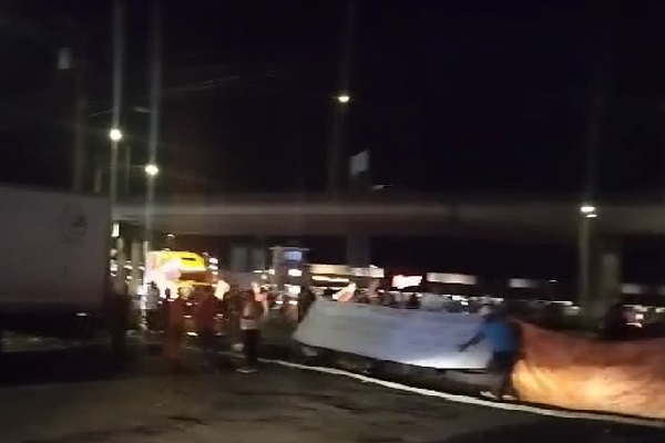 En medio del pesado tráfico vehicular en la zona, los antisociales aprovechan para robarle a los conductores. Foto. Diomedes Sánchez