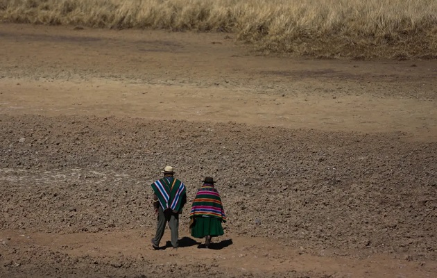 La población se abastece de agua de los ríos con residuos químicos que vienen de cooperativas mineras. Foto: EFE